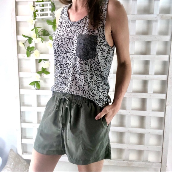 Kenneth Cole Pants - Kenneth Cole olive cargo shorts Sz L silky dressy